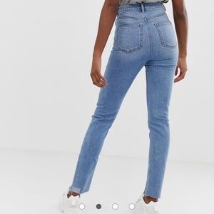 High wasted, ripped light washed knee jeans